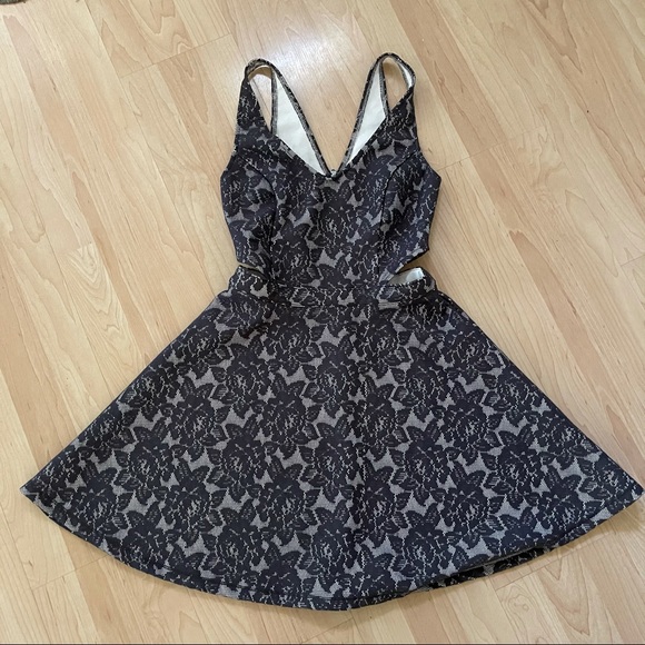 Abercrombie & Fitch Floral Cut Out Dress - Picture 2 of 9